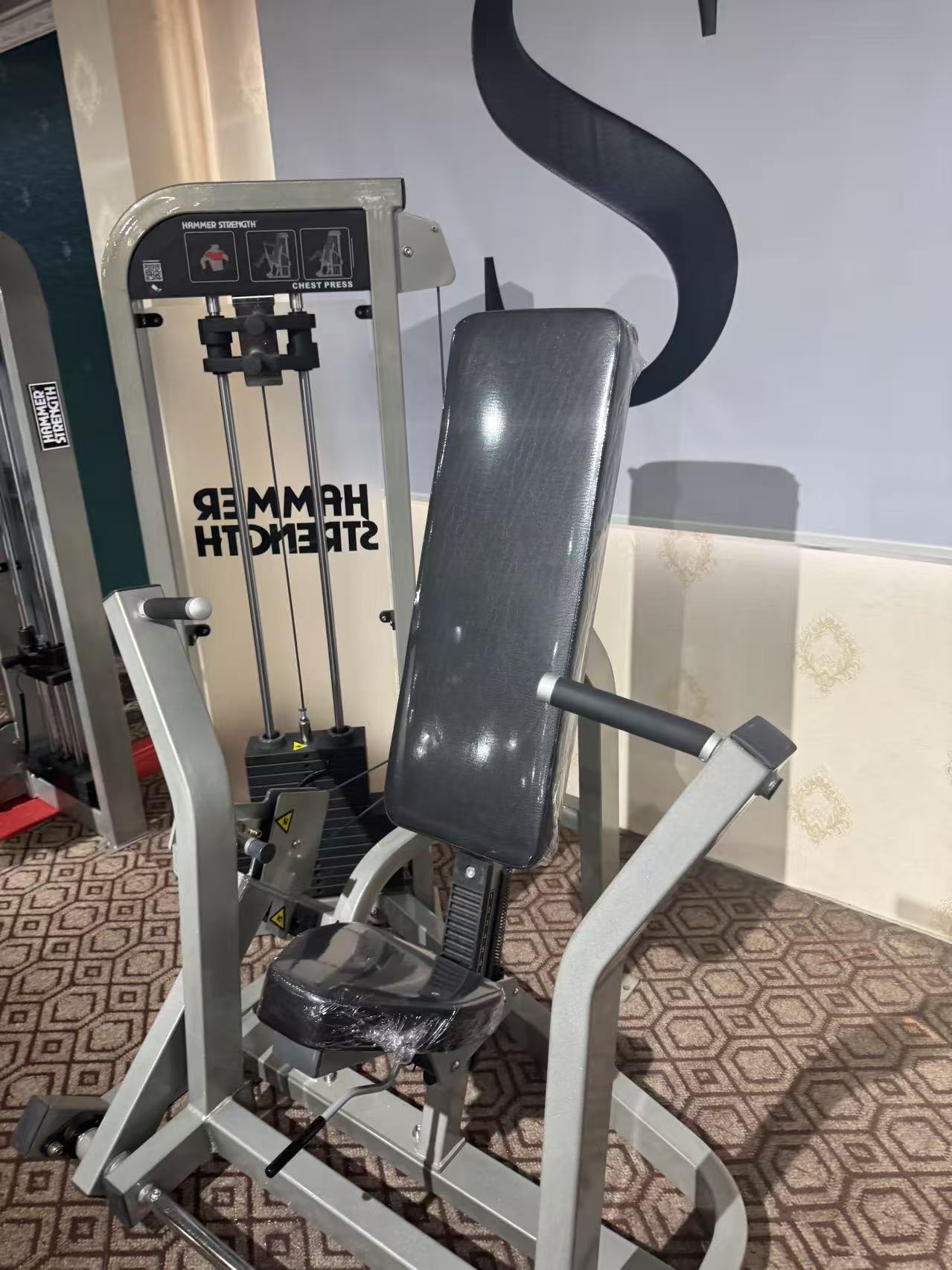 Seated chest press machine 4